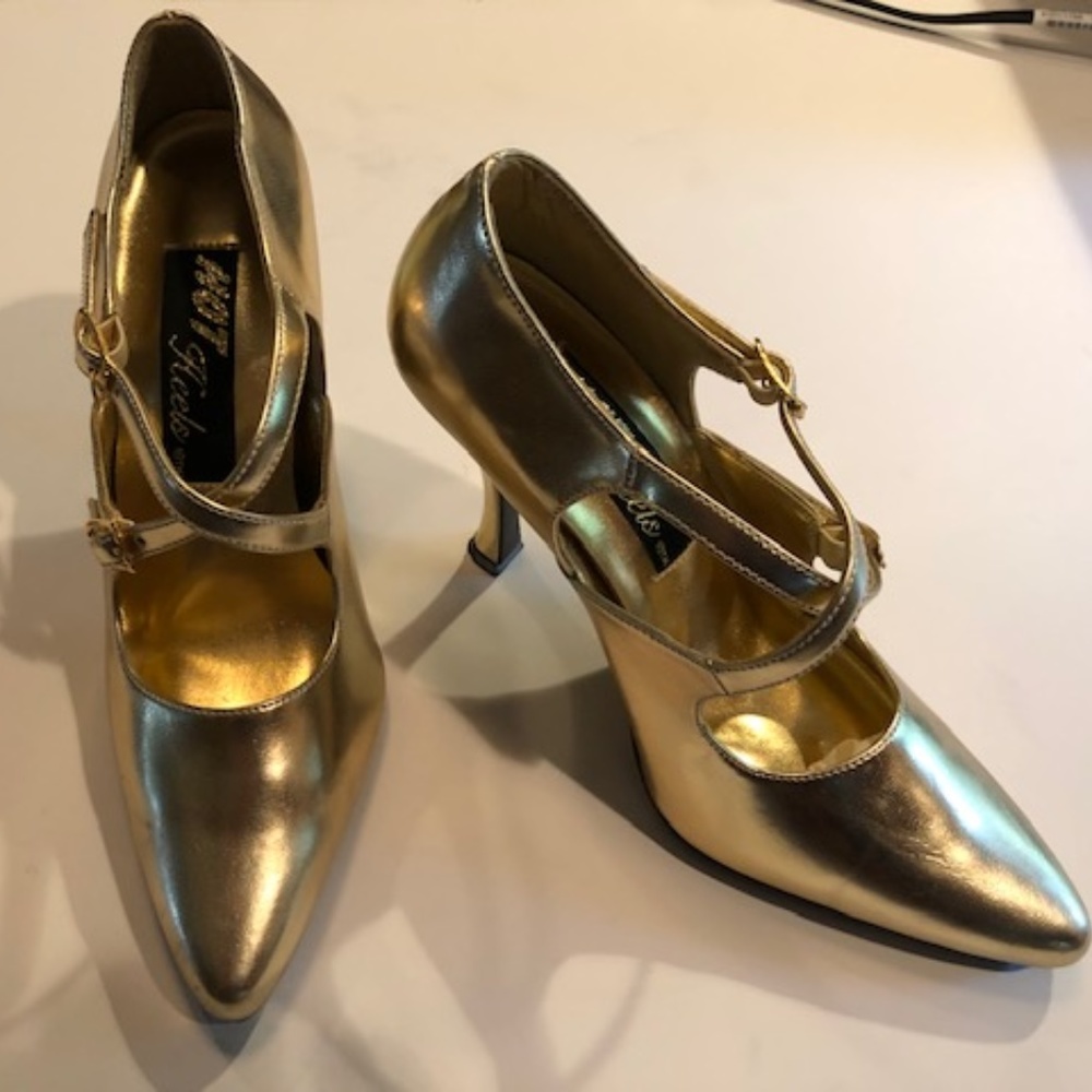 CROSS STRAP DRESS PUMP.